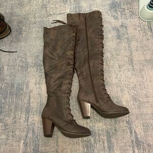 Brown vintage looking lace up boots